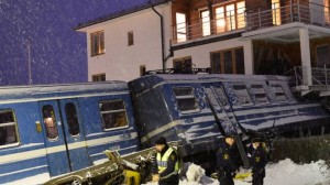 Поезд без пассажиров сошел с рельсов и въехал в жилой дом близ Стокгольма