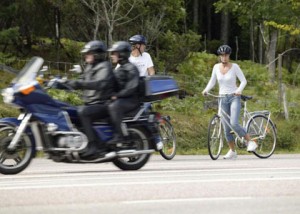 Двое из троих взрослых шведов пренебрегают велосипедными шлемами