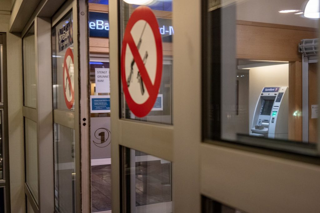 Турист из России подозревается в вооруженном грабеже банка на Шпицбергене