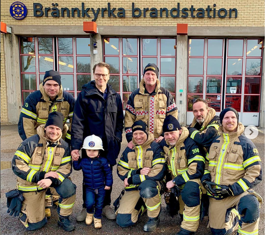 Двухлетний принц Оскар посетил пожарную станцию в Стокгольме