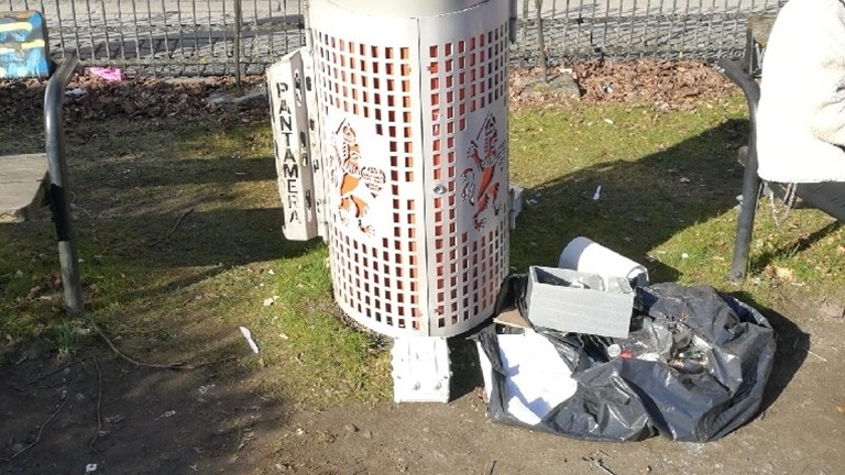 Домашние отходы оказываются нередко в городских урнах Гетеборга из-за изменений в системе сбора мусора