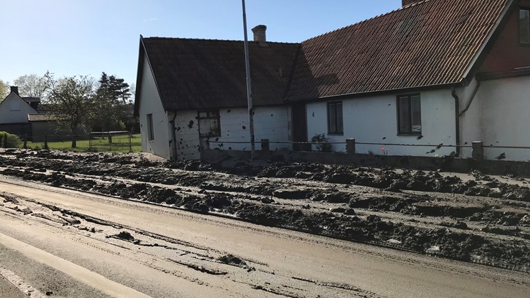 Восемь тонн человеческого кала оказалось на дороге после утечки из грузовика на юге Швеции