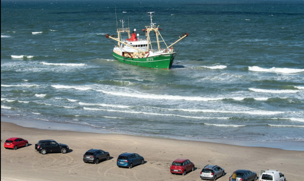 Попытку снять с мели голландский траулер у берегов Дании предприняли в четверг