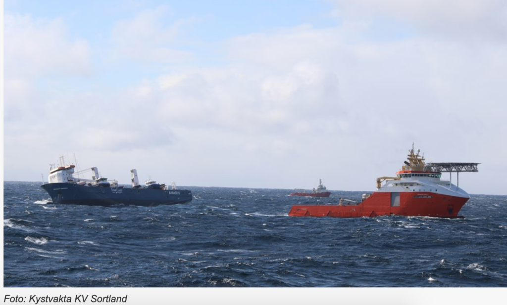 Голландское дрейфующее судно буксируют в порт на западе Норвегии