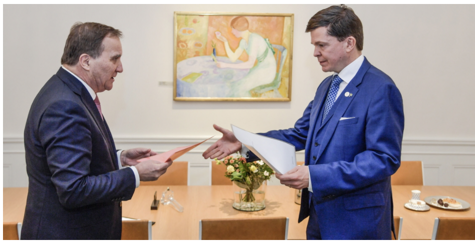 Глава правительства Швеции подал в среду в отставку согласно принятому им в августе решению