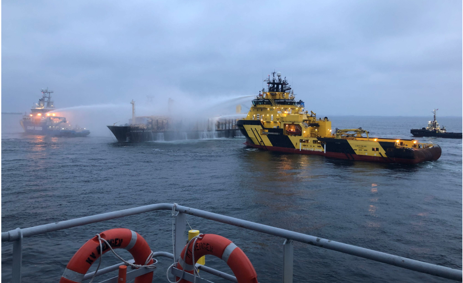 Пожар на сухогрузе у берегов Швеции не под контролем с 4 декабря, судно отбуксируют в порт Гетеборга