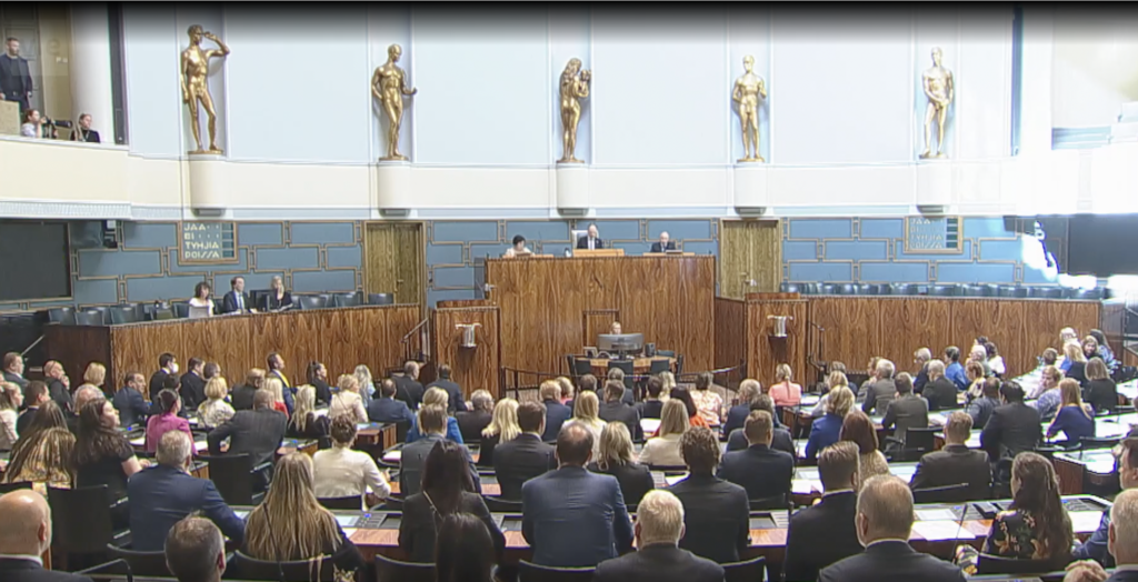 Парламент Финляндии не набрал большинства для отставки министра из-за его контактов с ультраправыми