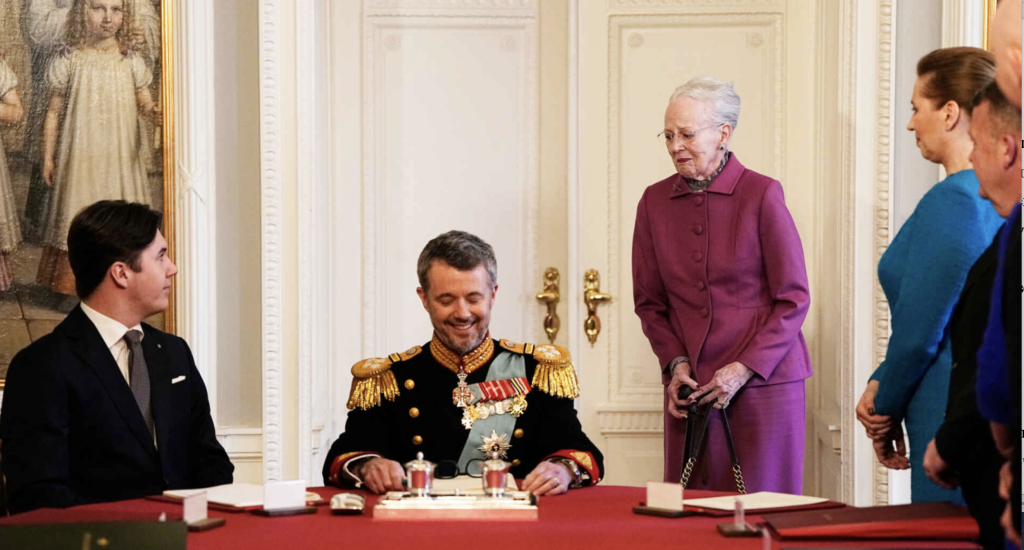 Королева Дании передала в воскресенье свой трон старшему сыну